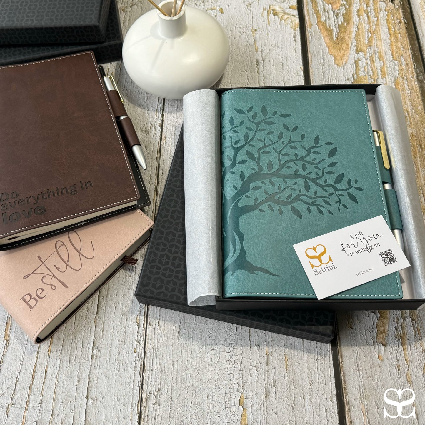 SETTINI® Refillable Journal - Double pen Holder - Luxury Pen - 256 Pages, 100gsm Lined Paper Notebook - Gift Box - Brown - In Love